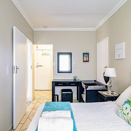 Leozet Self Catering Apartment พริทอเรีย ภายนอก รูปภาพ