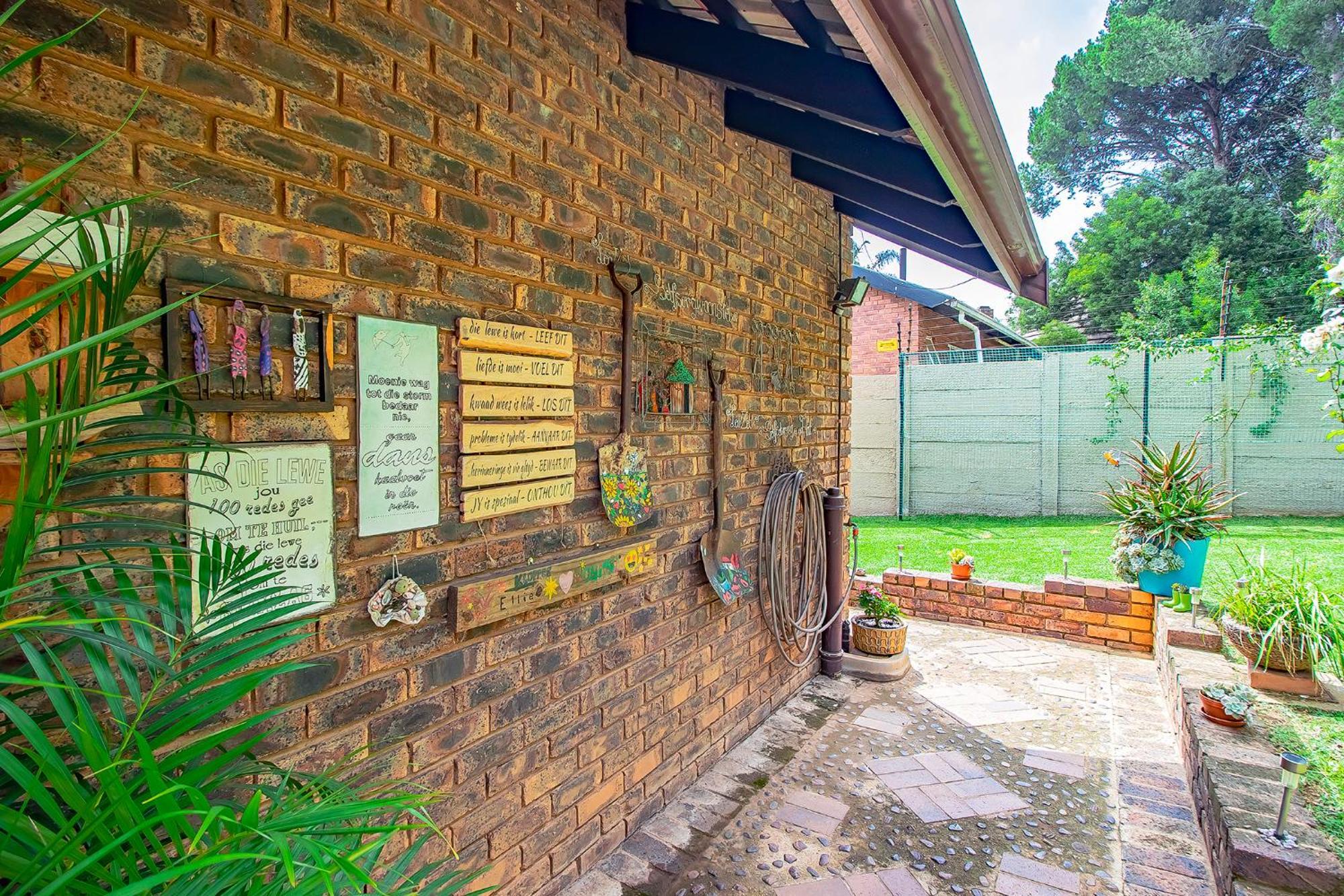 Leozet Self Catering Apartment พริทอเรีย ภายนอก รูปภาพ