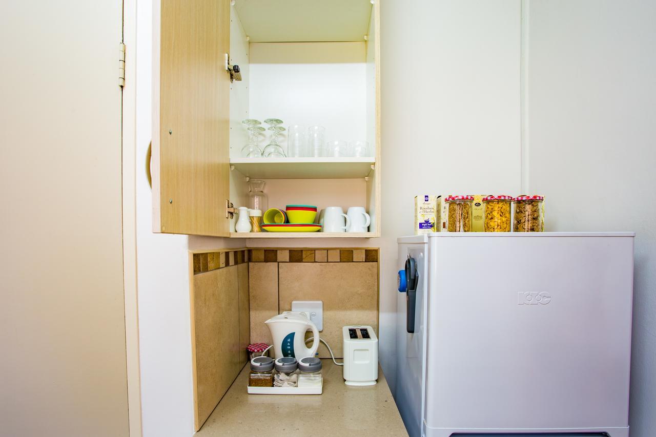 Leozet Self Catering Apartment พริทอเรีย ภายนอก รูปภาพ