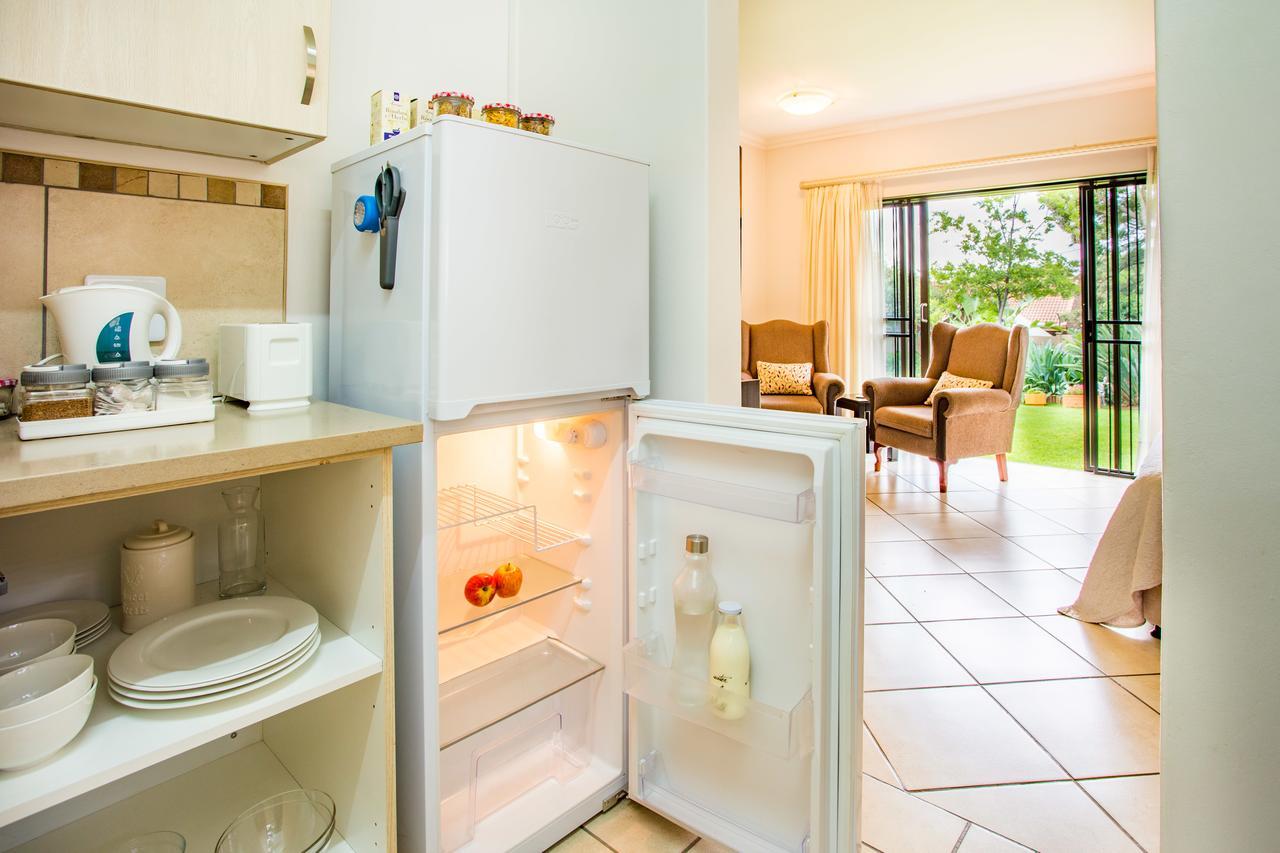 Leozet Self Catering Apartment พริทอเรีย ภายนอก รูปภาพ